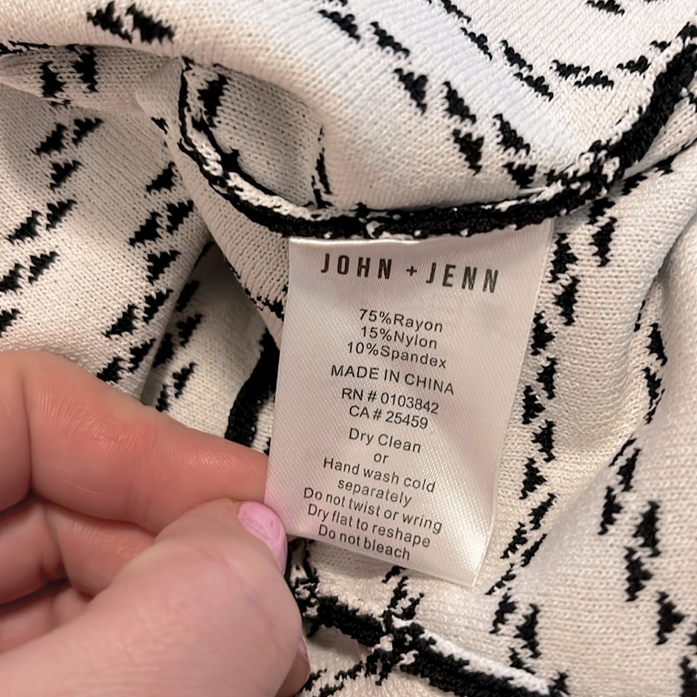 REVOLVE JOHN + JENN black & white scallop neckline knit dress sz small like new - Picture 4 of 6
